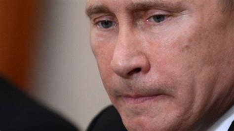 Nouvelle vidéo des Pussy Riot elles brûlent le portrait de V Poutine RTBF Actus