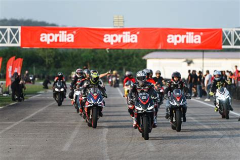 Yamaha Mt Best Naked Bike Of The Year Below Cc Bikesrepublic