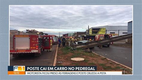 Vídeo No Novo Gama carro bate em poste que cai e atravessa pista