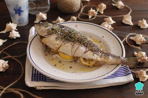 Peixe inteiro assado no forno limão e tomilho