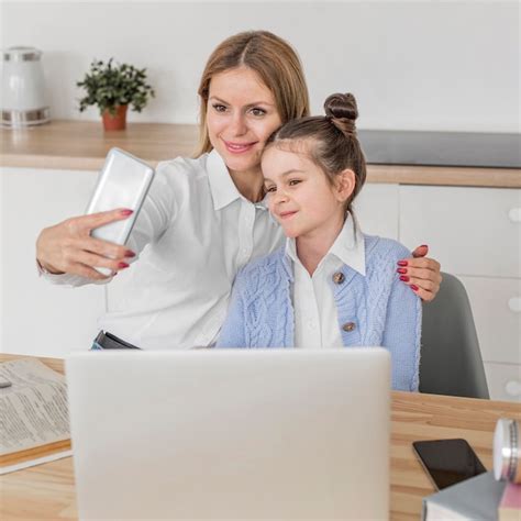 Jeune Femme Prenant Un Selfie Avec Sa Fille Photo Gratuite