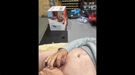 Mamando Una Carga En La Tienda Pornhub Gay