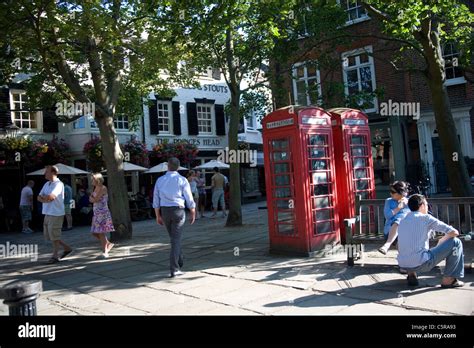 Paved Court Square in Richmond - London Stock Photo - Alamy