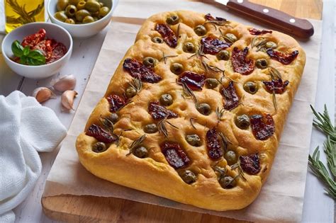 Focaccia pan italiano clásico con romero y tomates secos Foto Premium