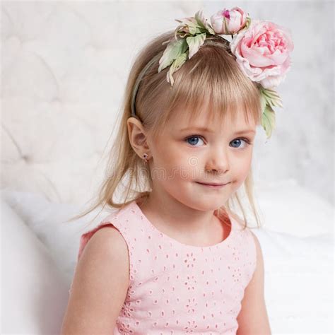 Portrait D Une Petite Fille Blonde S Asseyant Sur Le Lit Dans La Chambre Image Stock Image Du