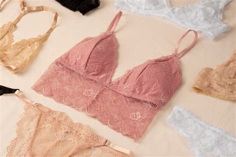Arranjo de lingerie feminina natureza morta Foto Grátis