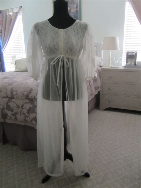 Vintage Miss Elaine White Lace Robe Size Medium Gem