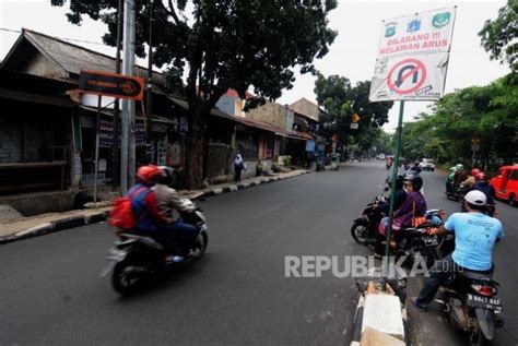 Pengendara Motor Melawan Arus Di Jalan Lenteng Agung Republika Online