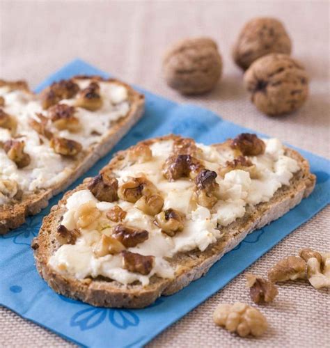 Tartines au chèvre frais noix et miel Recettes de cuisine Ôdélices