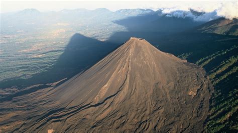 Volcán de Izalco Volcanes de El Salvador y su ubicación el Faro del