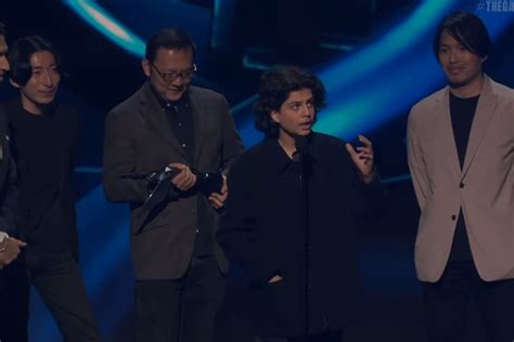 The Game Awards Surrealista Un Espont Neo Se Sube Al Escenario Y