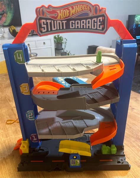 Hot Wheels Stunt Garage Hobbies Toys Toys Games On Carousell