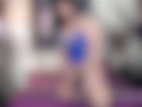 Sharlyn Strips Naked on Her Bed to Show Off Body Vidéos Porno
