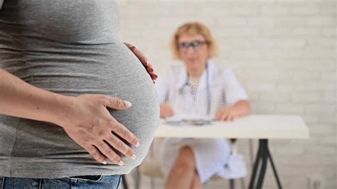 Médecin Obstétricien Gynécologue à Son Bureau En Arrière plan