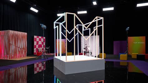 Gwiazdy kochają naked dress Tak je noszą na salonach Moda