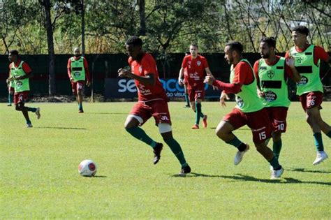 Em campo reduzido Portuguesa trabalha marcação e contra ataque