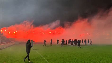 Des Centaines De Supporters Dun Club Amateur Mettent Le Feu à Lentraînement à 5 Heures Du