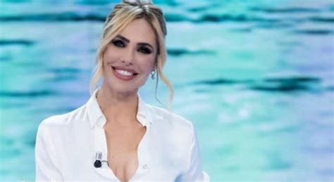 Ilary Blasi Salta La Fila In Giappone La Reazione Della Conduttrice Tv