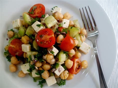 ENSALADA FRÍA DE GARBANZOS Y TOMATE 4 personas Salud a Bocados