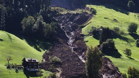 Nach Regenf Llen Erdrutsch Dorf Schwanden In Alarmbereitschaft