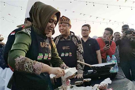 Angkat Kuliner Tradisional Ning Ita Gelar Festival Tahu Tek