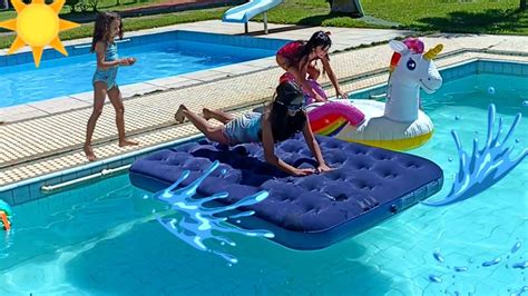 Diversão na piscina Crianças brincando na piscina Fun in the pool