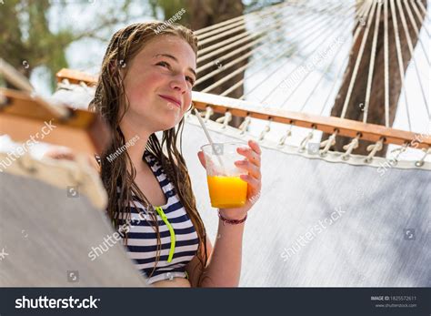 Girl Year Old Bikini Billeder Stock Fotos Og Vektorer Shutterstock