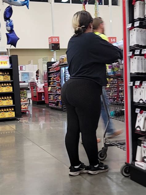 Cubby Sees Camera And Likes It Big Ass Vpl Spandex Leggings Yoga Pants Forum