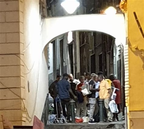 Blitz Dei Carabinieri Contro Il Mercatino Abusivo Notturno Nel Centro