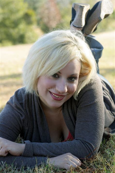 Blonde Hermoso Al Aire Libre Foto De Archivo Imagen De Joven Primer