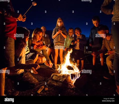 Chicas de la fogata fotografías e imágenes de alta resolución Alamy