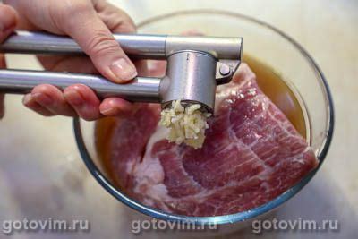 Шприцованная свиная шея, запеченная в фольге . Рецепт с фото