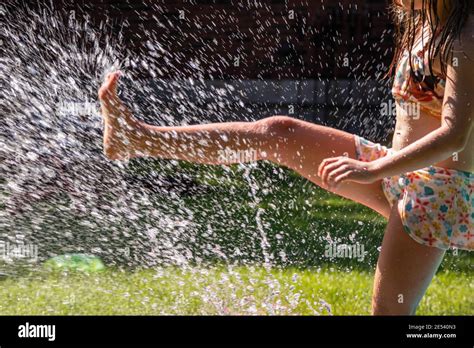 Mädchen im garten im bikini Fotos und Bildmaterial in hoher Auflösung Alamy