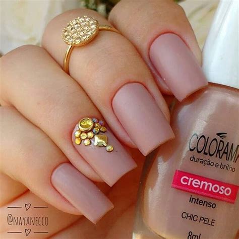 6 Tons de esmalte nude que estão fazendo sucesso veja