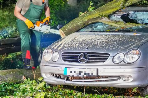 Unwetter trifft Südosthessen Baum stürzt auf fahrenden Mercedes