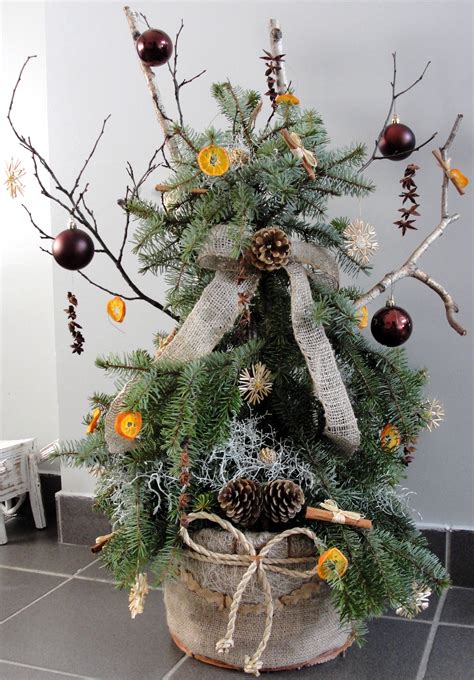 cara bikin pohon natal dari kardus 3