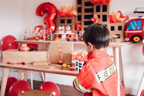 Diy D Coration En Carton Pour Anniversaire Th Me Pompiers En