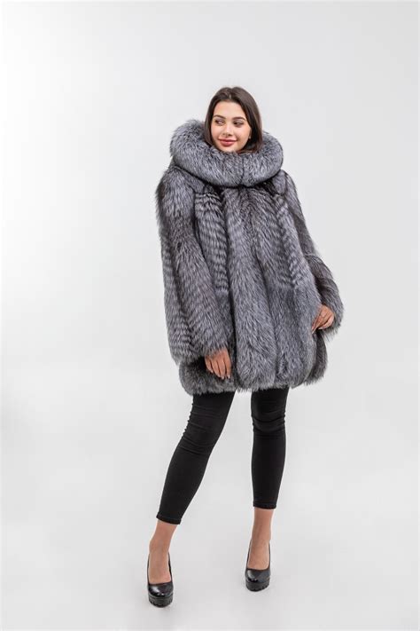 Куртка из чернобурой лисы "Кулиска" с капюшоном от меховой фабрики Олдрим.