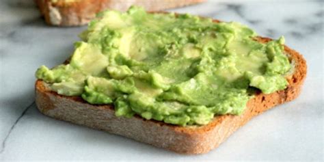 Pan tostado con aguacate para la cena - 800Noticias