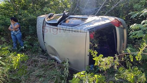 Barreiras Motorista capota carro na BR 135 após pneu estourar