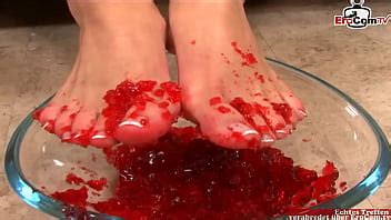 Morena Juega Con Sus Pies Y Recibe Una Corrida XVIDEOS