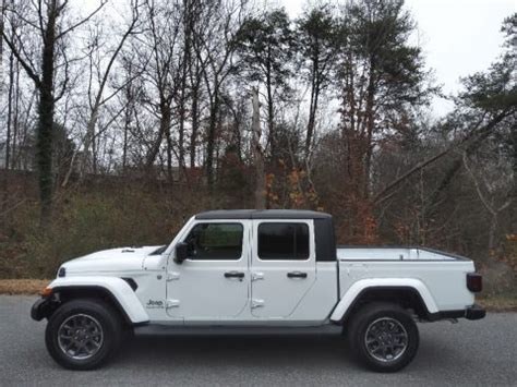 2023 Jeep Gladiator Overland 4x4 Data, Info and Specs | GTCarLot.com