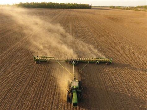 9220 John Deere Pulling 36 Row Planter American Farming Old John Deere Tractors John Deere