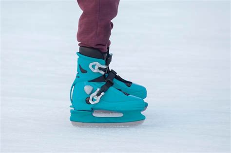 Pés patinando na pista de gelo hobbies e esportes férias e atividades