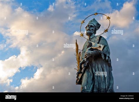 La Estatua De San Juan Nepomuceno En El Puente De Carlos En Praga