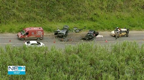 Duas pessoas morrem e três ficam feridas após acidente de trânsito na