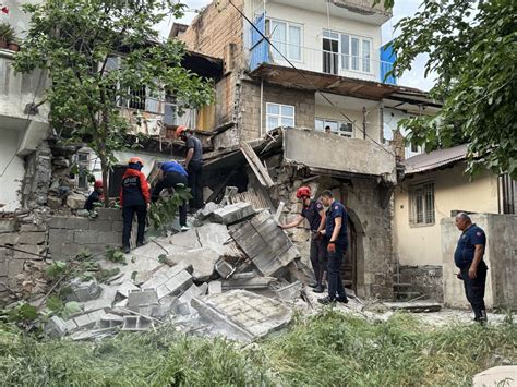 Ağır hasarlı bina kendiliğinden çöktü Elbistanın Sesi