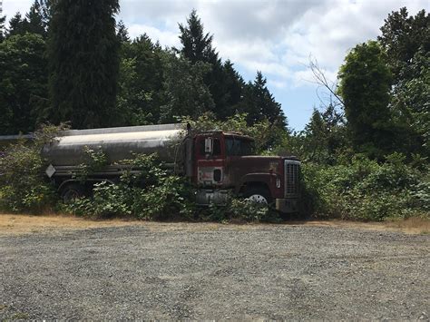 Abandoned semi-truck - Gig Harbor, WA : r/AbandonedPorn