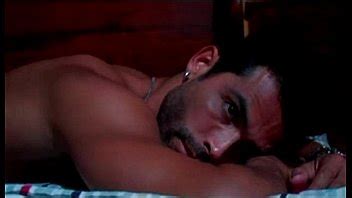 SEXY HOUSEGUEST SE UNE A UNA PAREJA GAY EN LA CAMA XVIDEOS