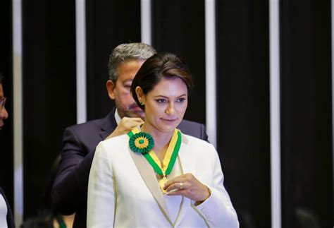 Michelle Bolsonaro recebe medalha de mérito na Câmara